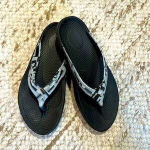 Oofos Flip Flop / Sandals
